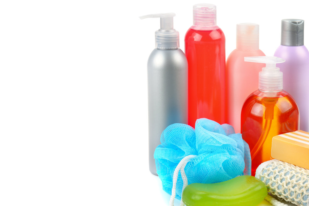 洗发水肥皂和沐浴海绵隔离在白色背景上各种个人卫生用品文本的可用空间